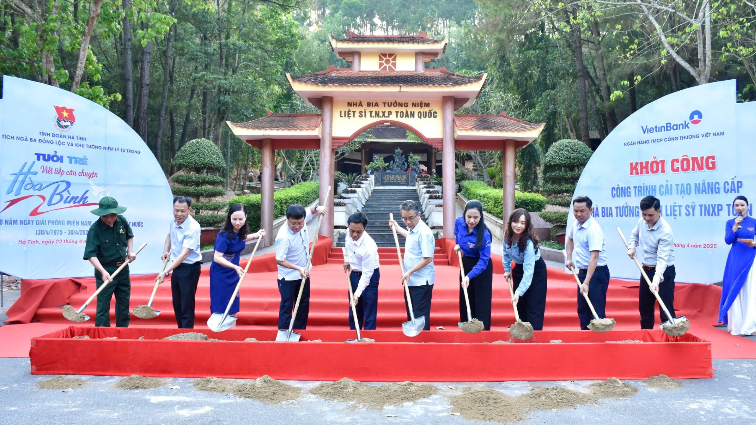 Các đại biểu thực hiện nghi thức khởi công công trình 