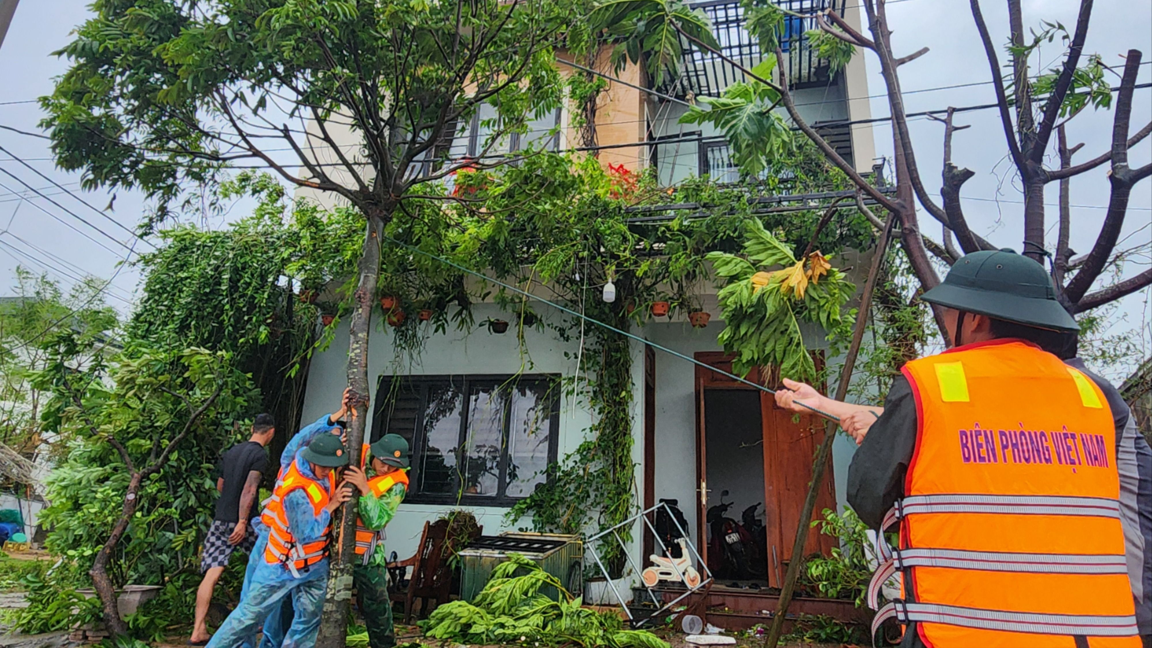 Bộ đội Biên phòng Hà Tĩnh giúp dân khắc phục thiệt hại do bão số 5