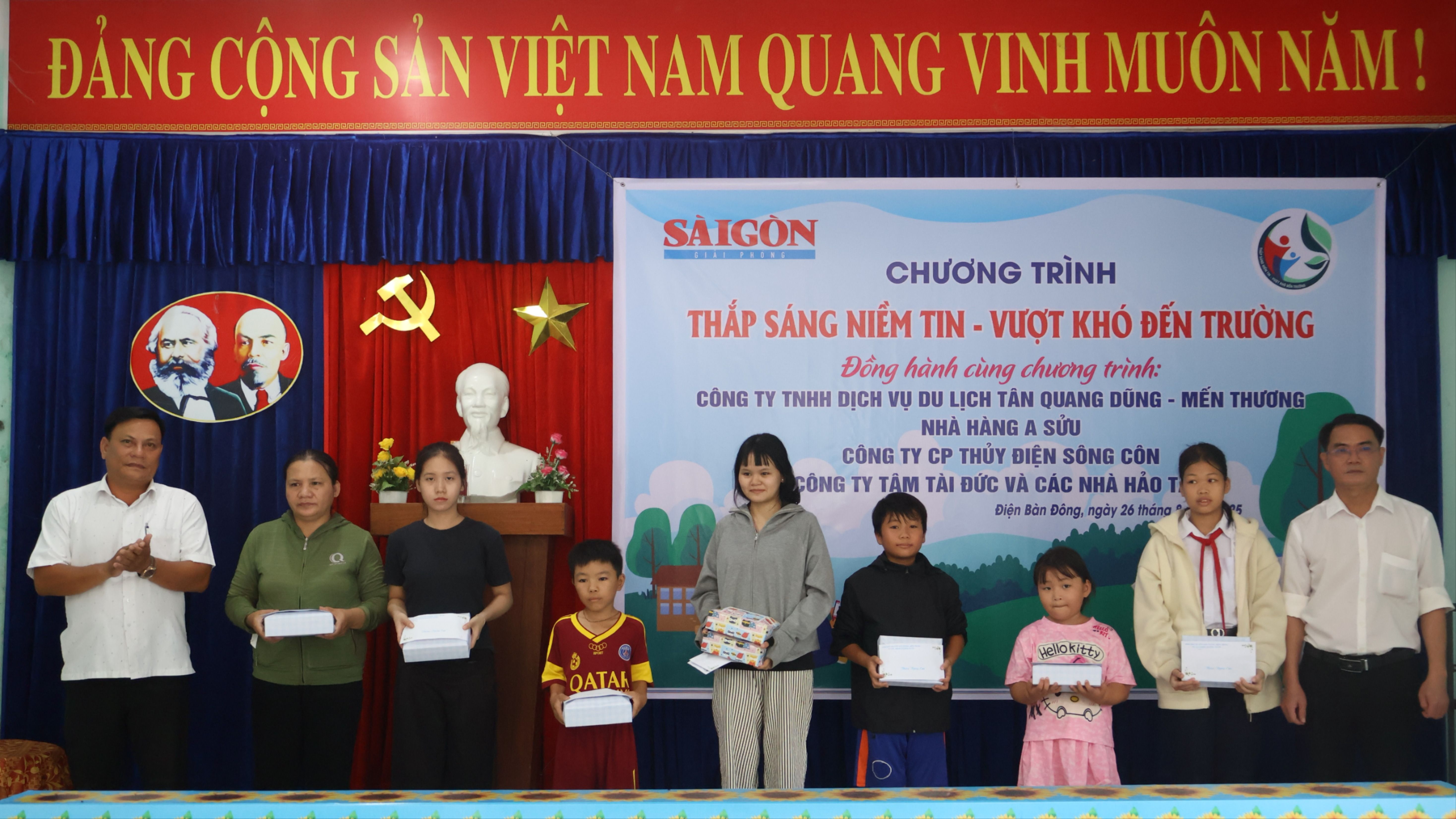 Chương trình trao tặng 44 suất quà cho các em học sinh mồ côi