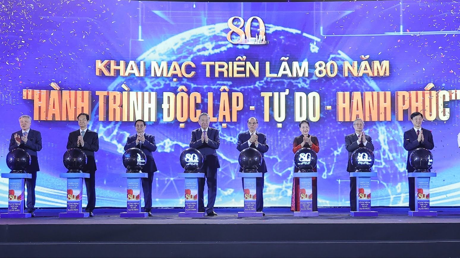 Tổng Bí thư Tô Lâm, Thủ tướng Chính phủ Phạm Minh Chính, Chủ tịch Quốc hội Trần Thanh Mẫn, cùng các đại biểu bấm nút khai mạc Triển lãm “80 năm hành trình Độc lập - Tự do - Hạnh phúc”. Ảnh: VGP/Nhật Bắc