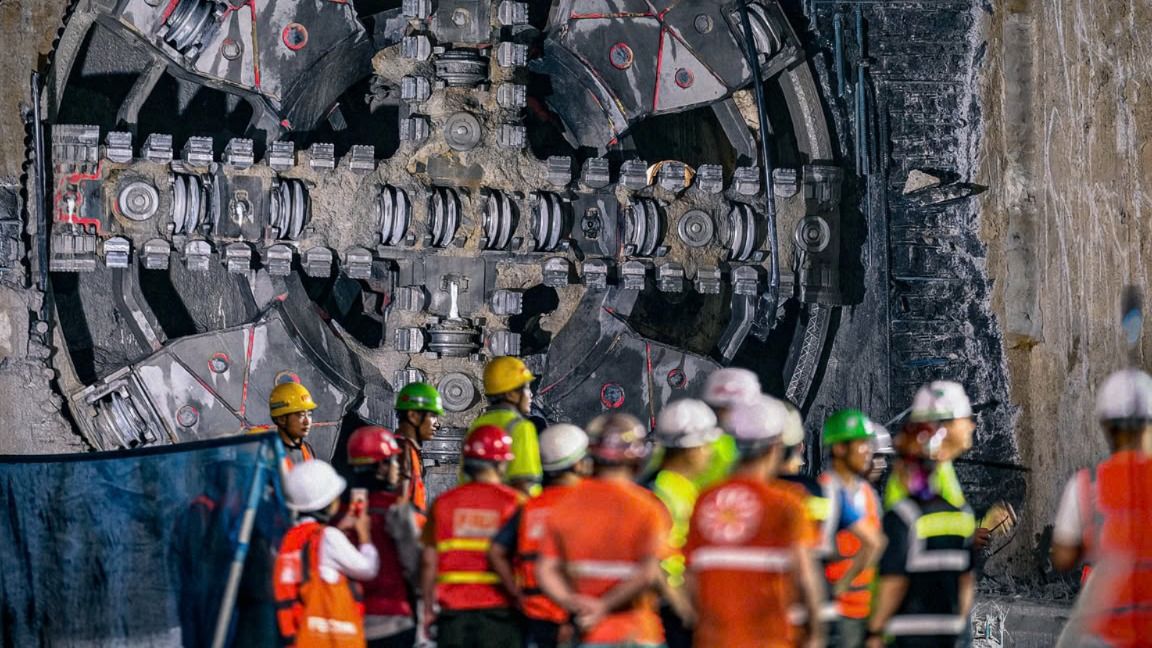 Máy đào hầm TBM số 2 "Táo bạo" tới ga S10 - Cát Linh