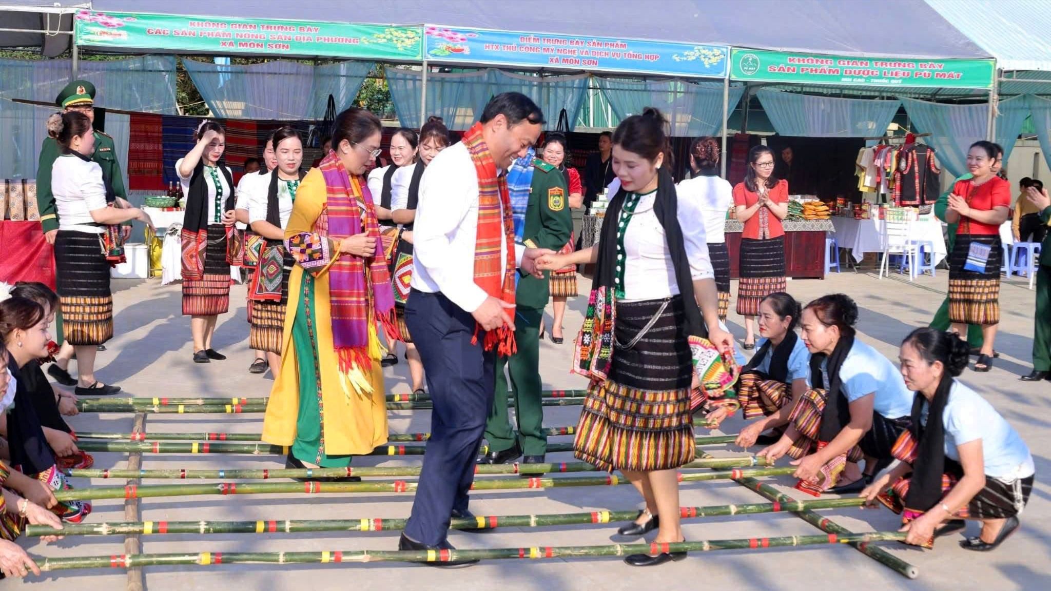 Một hoạt động giao lưu văn hóa, văn nghệ tại Ngày hội Biên phòng toàn dân