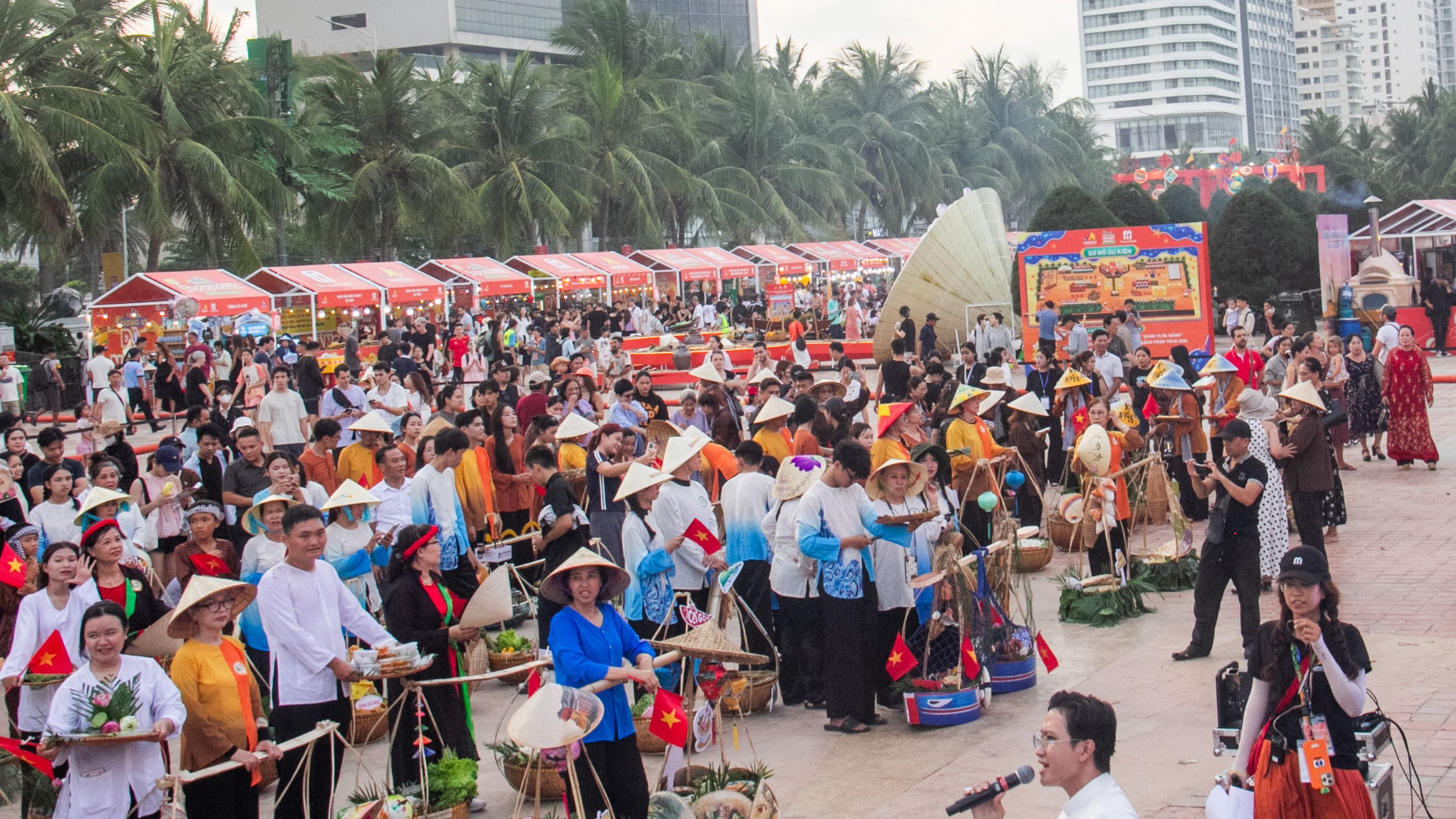 Lễ hội Đà Nẵng Food Tour 2026 thu hút đông đảo người dân, du khách