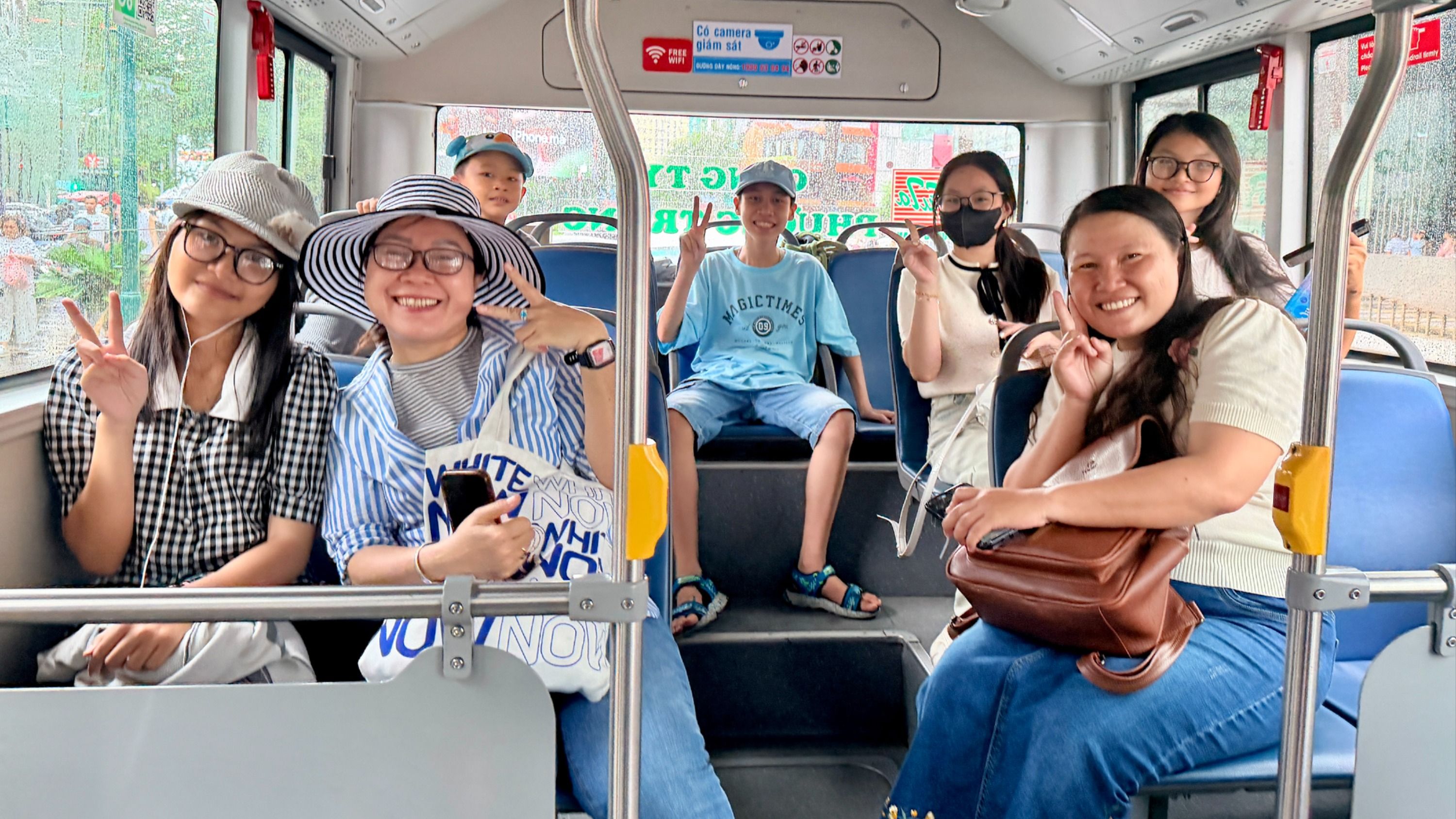 Gia đình chị Triệu Thị Hương Thủy (tỉnh An Giang) lựa chọn xe buýt để tham quan, khám phá nhiều điểm đến tại TPHCM trong chuyến du lịch hè (ẢNH: HOÀNG HÙNG)