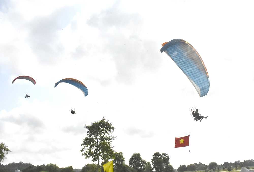 Mãn nhãn cuộc đua dù lượn ở vùng Bảy Núi