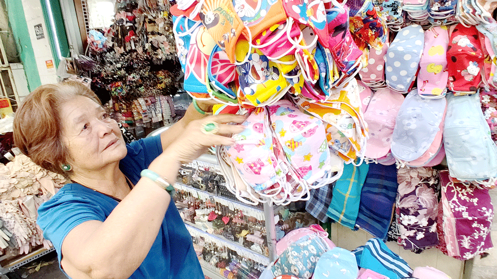 A resident in HCMC select a fabric facemask amid fear of Covid-19(Photo: SGGP)