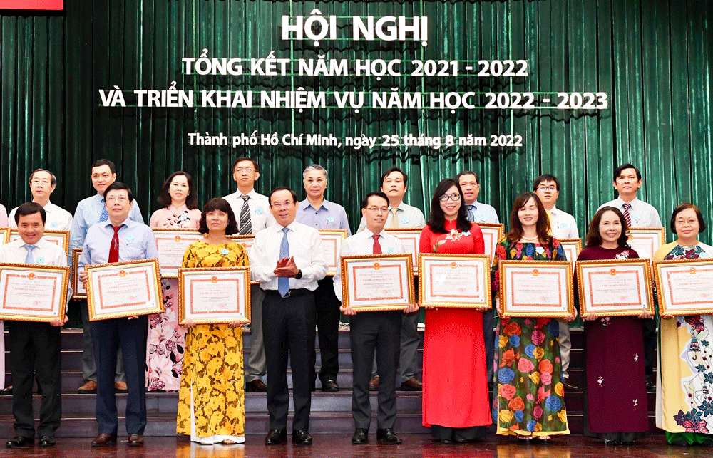 HCMC People's Committee awards certificates of merit to 125 schools ảnh 3