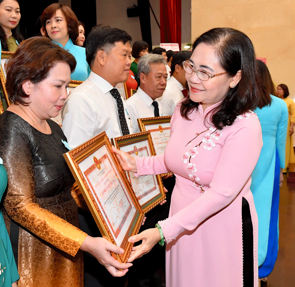 HCMC People's Committee awards certificates of merit to 125 schools ảnh 5