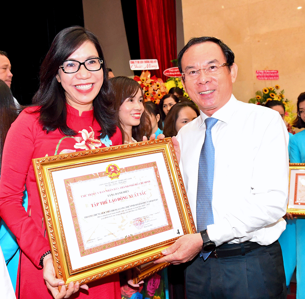 HCMC People's Committee awards certificates of merit to 125 schools ảnh 2