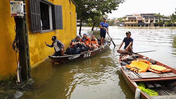 Floodwater submerges Hoi An ancient town