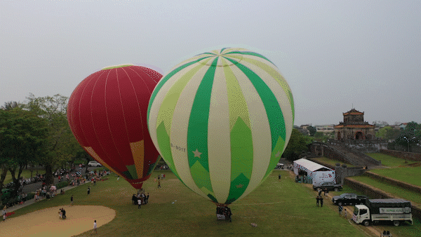 Sightseeing Hue citadel from hot air balloons