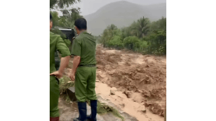 Khanh Hoa mobilizes 100 officers, soldiers to assist residents after floods