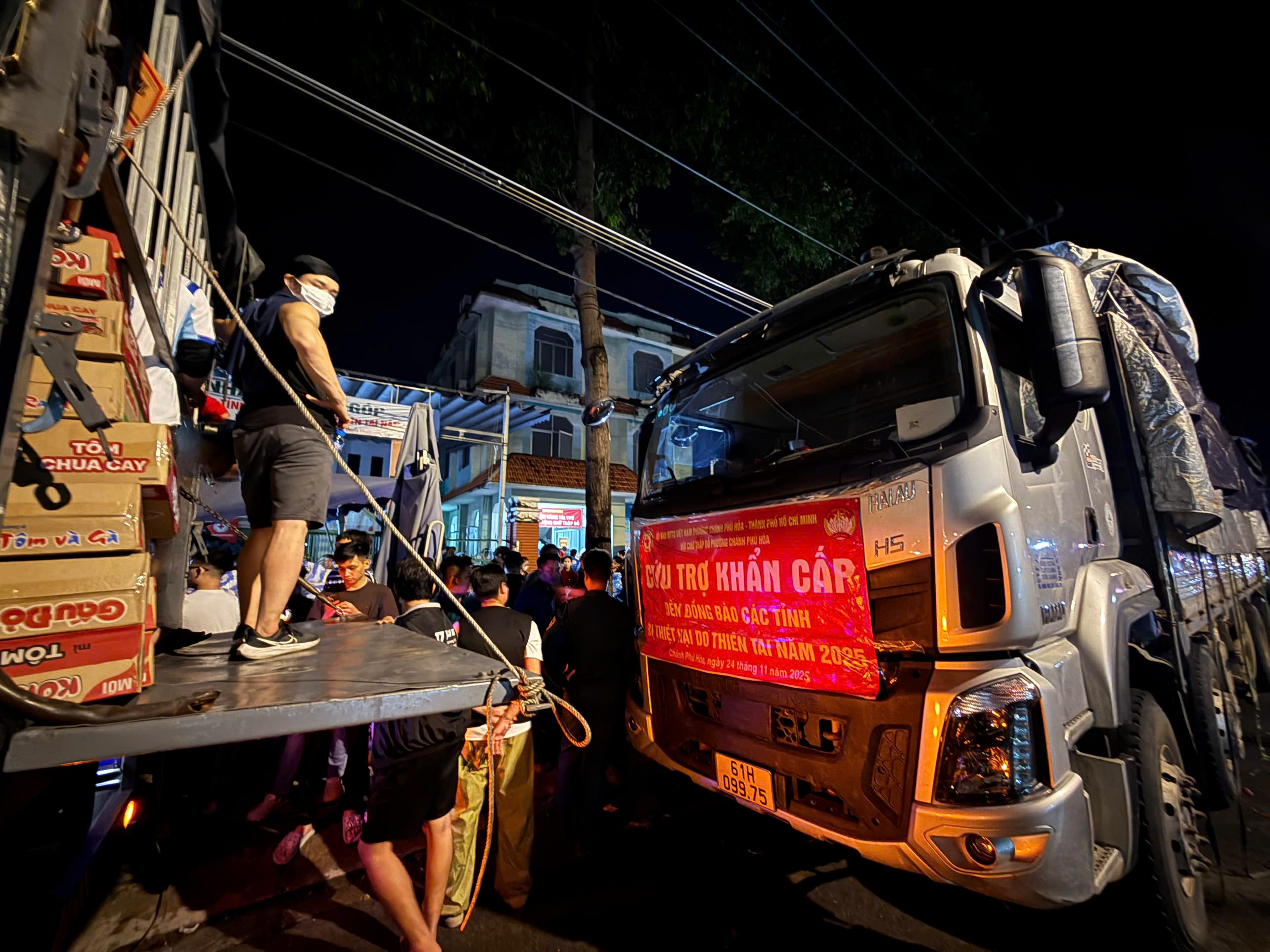 Xuyên đêm bốc xếp, vận chuyển hàng chục tấn hàng cứu trợ khẩn cấp đồng bào vùng lũ