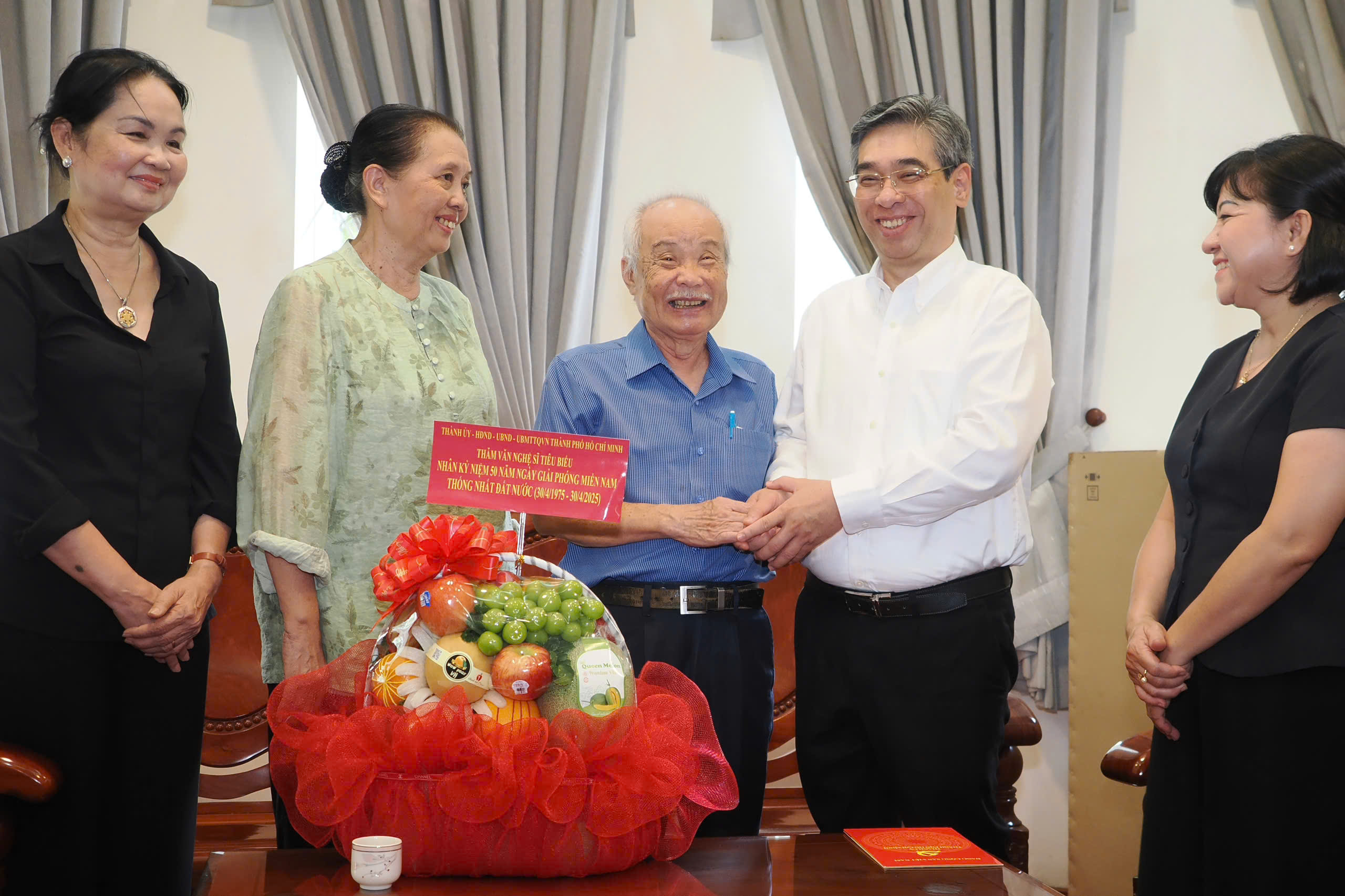 Phó Bí thư Thành ủy TPHCM Nguyễn Phước Lộc cùng các đại biểu đoàn lãnh đạo Thành phố đến thăm và tặng quà nhạc sĩ Phạm Minh Tuấn. Ảnh: HOÀNG HÙNG