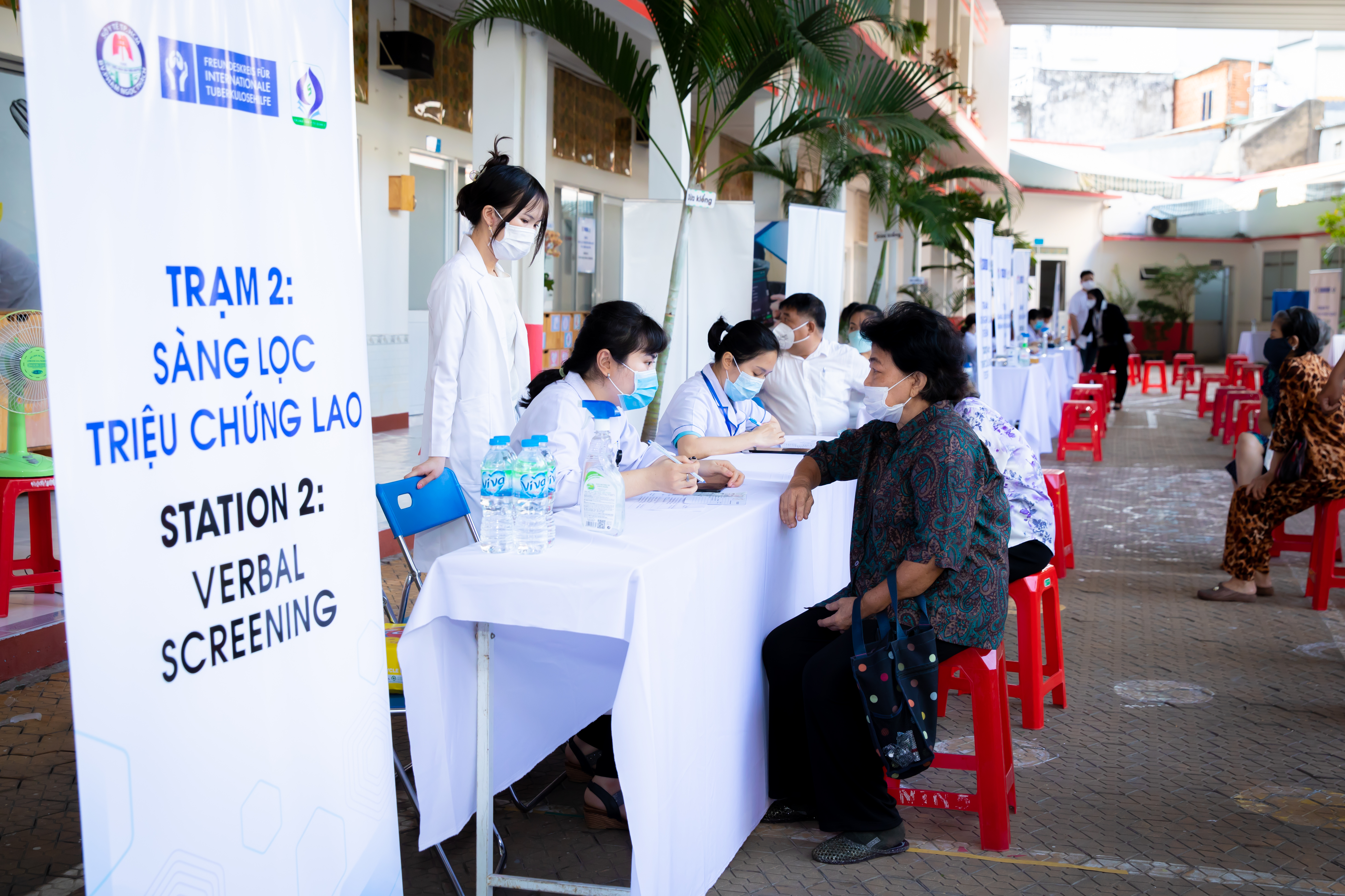 Người dân thực hiện sàng lọc bệnh lao tại cộng đồng