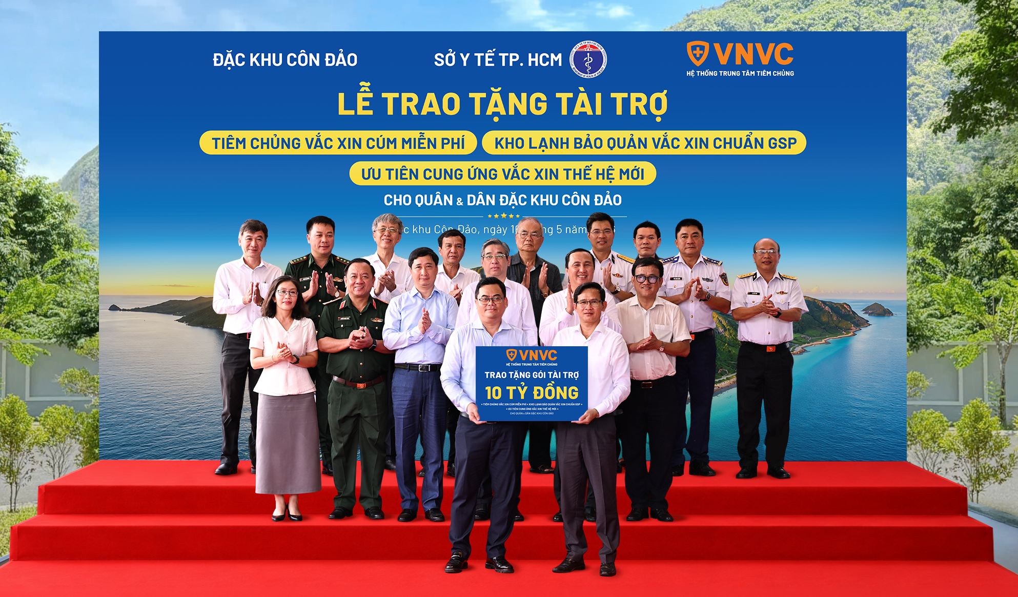 Đồng chí Nguyễn Phước Lộc, Phó Bí thư Thành ủy, Chủ tịch Ủy ban MTTQ Việt Nam TPHCM cùng đại diện các sở, ban, ngành, lực lượng cảnh sát biển chứng kiến Lễ trao tặng Gói tài trợ của VNVC tại Đặc khu Côn Đảo. Ảnh: Minh Trung