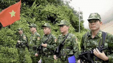 Lực lượng tuần tra của Bộ đội Biên phòng tỉnh Nghệ An và Bộ Chỉ huy Quân sự tỉnh Hủa Phăn chụp ảnh lưu niệm tại cột mốc số 363