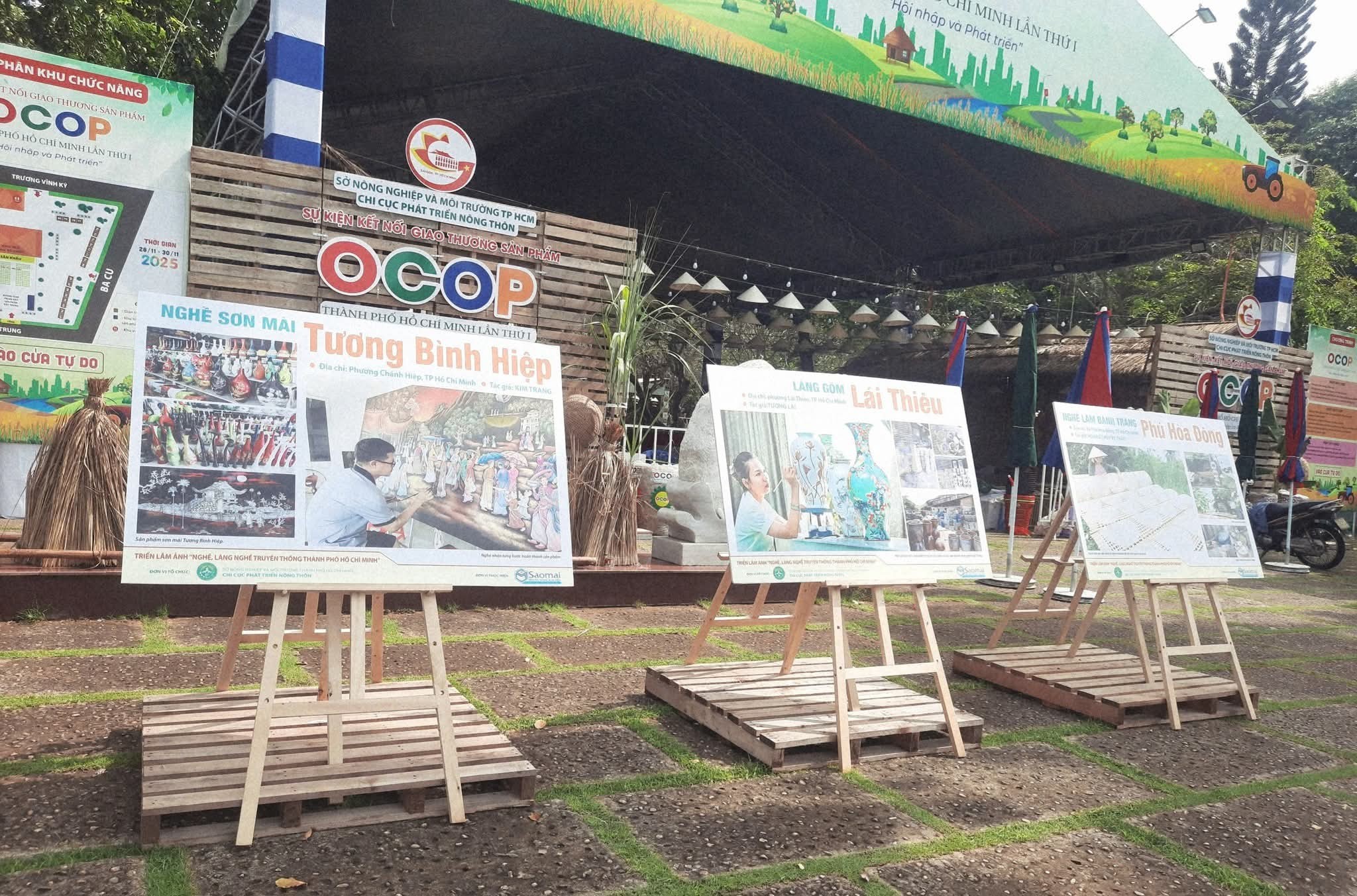 Triển lãm ảnh về làng nghề truyền thống.