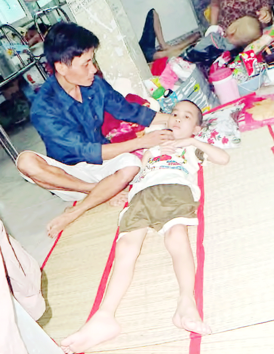 Cả gia đình bệnh tật, khốn cùng ảnh 1