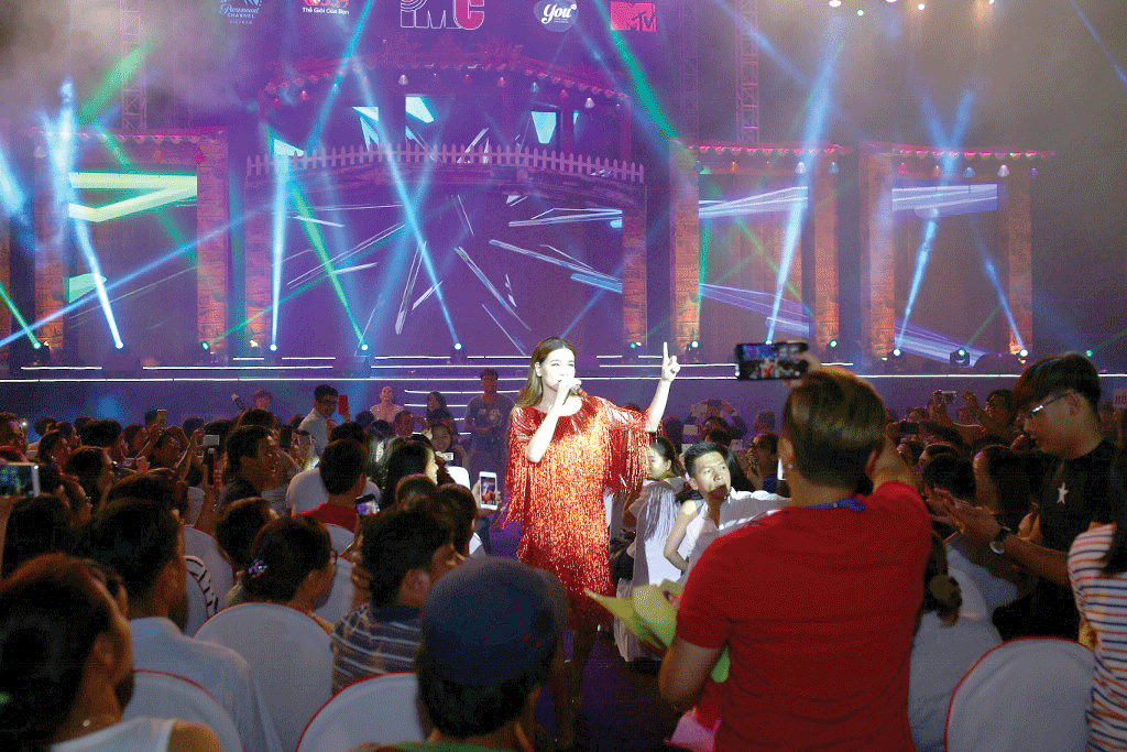 Hàng ngàn khán giả Đà Nẵng chìm đắm trong đêm nhạc “Vũ hội đèn lồng” ảnh 2