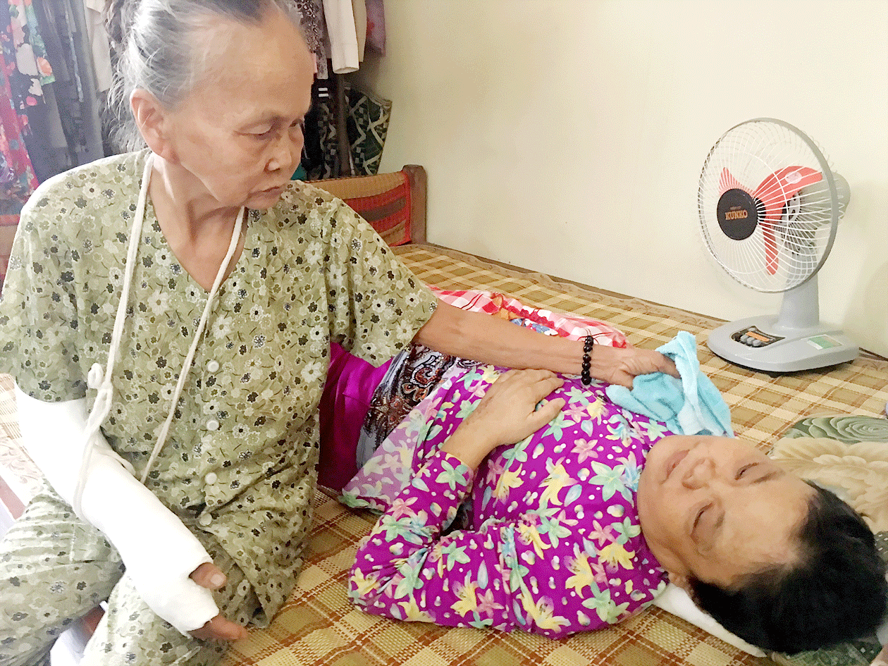 Cụ bà 80 tuổi vất vả nuôi 2 con bệnh tật ảnh 1
