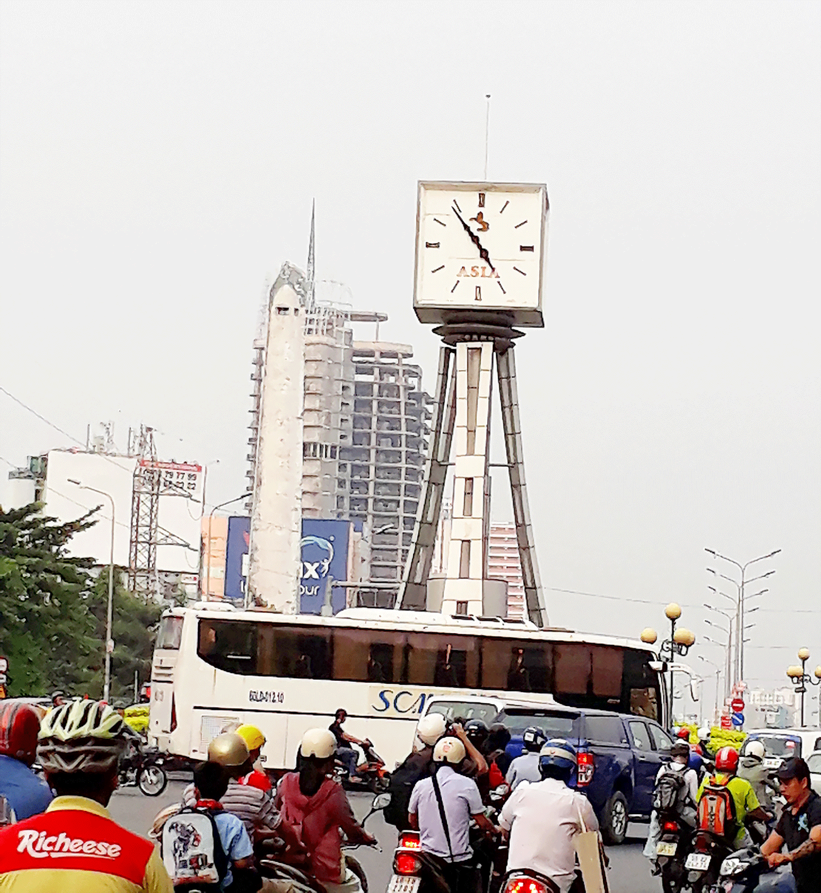 Đồng hồ ở vòng xoay Điện Biên Phủ sai giờ ảnh 1