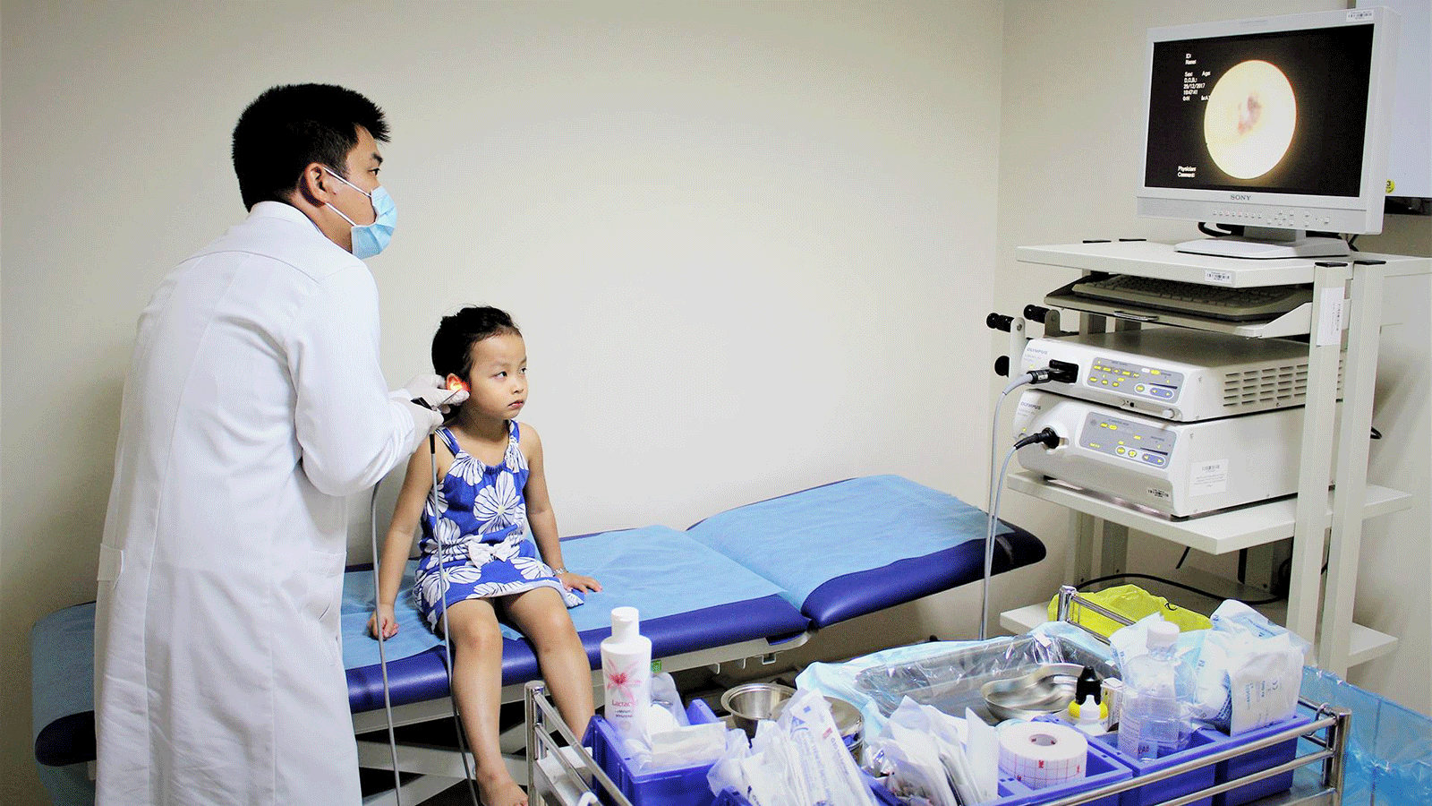 Bác sĩ đang khám tai cho bệnh nhi