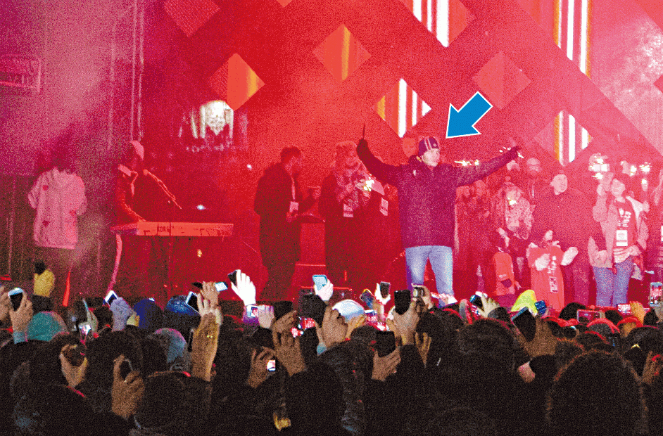 刀手（箭嘴示）施襲後，向台下民眾闡述動機，有民眾舉起手機拍攝情況。（圖源：路透社 ）