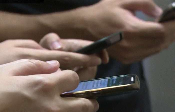 App Annie：巴西人每天使用手機的時間超過3個小時，在全球範圍內排名第五。（示意圖源：互聯網）