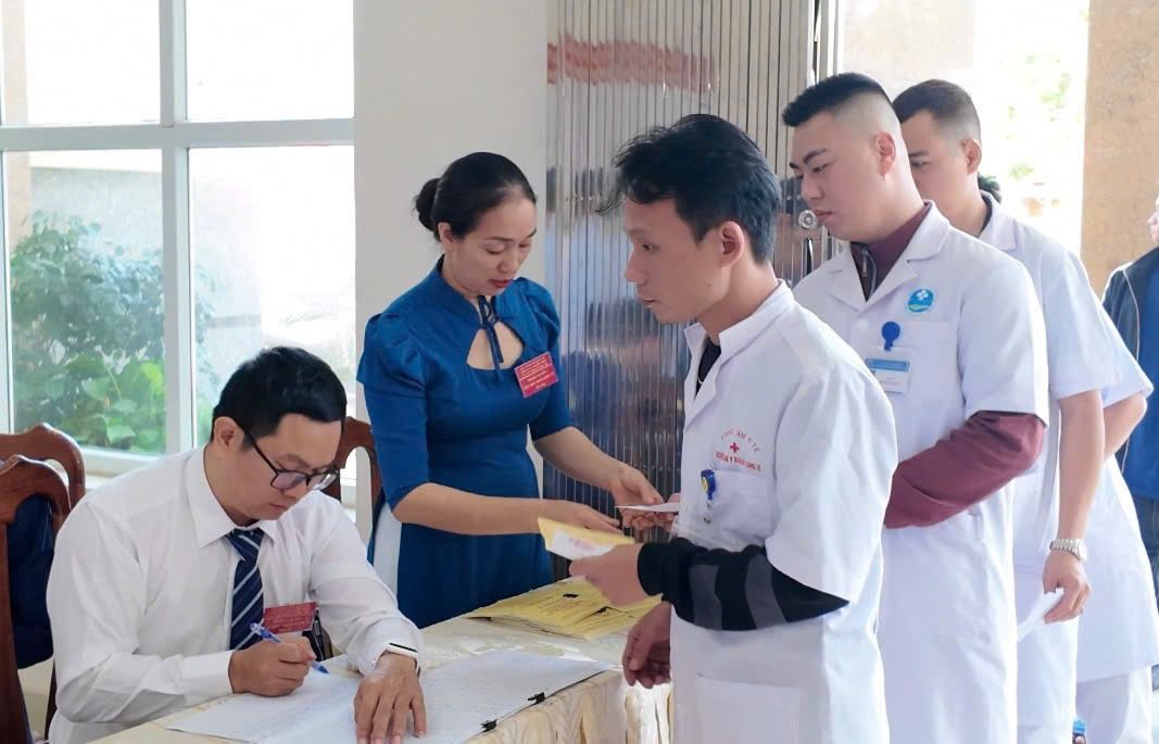 Cán bộ, chiến sĩ, nhân dân đặc khu Bạch Long Vĩ nô nức đi bầu cử