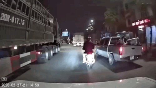 行车记录仪拍下皮卡车别车逼停载有3人的摩托车的瞬间。 