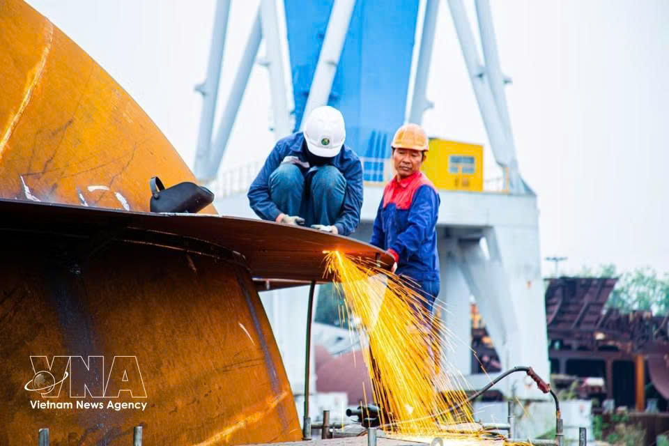 从设计到封闭式加工流程, 基于劳动者的经验与现代设备操作能力, 造就了符合国际标准的钢制船舶。