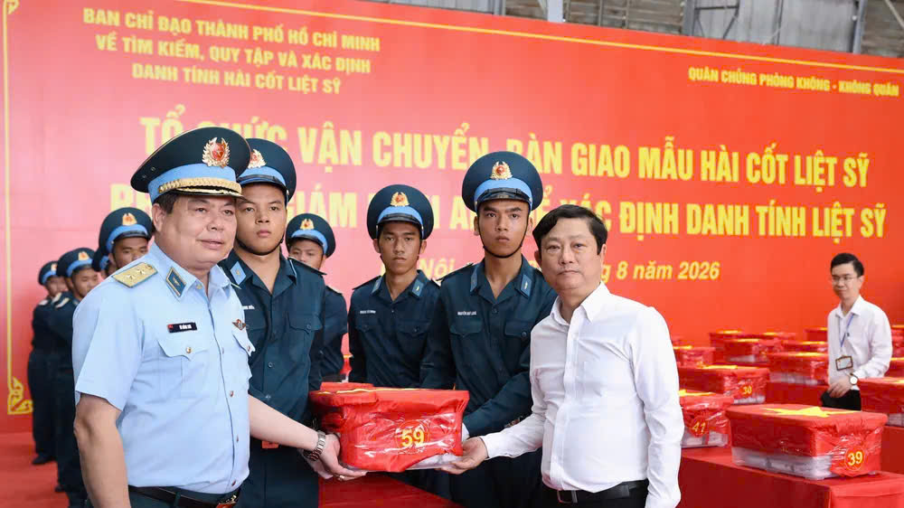 胡志明市人民议会主席武文明与防空—空军军种司令武鸿山中将将烈士遗骸生物样本移上专用车辆，运往越南科学与技术翰林院DNA鉴定中心。图：光福