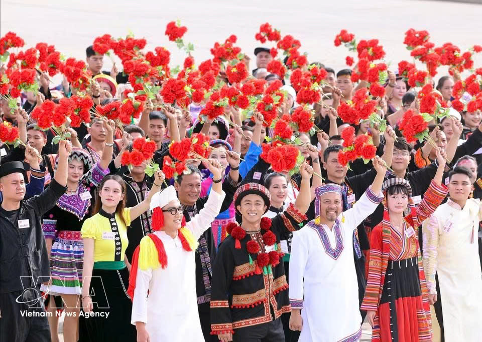 54个民族代表参加于2025年9月2日举行的庆祝越南八月革命胜利暨国庆8o周年的大型纪念活动、阅兵和游行仪式。图自越通社