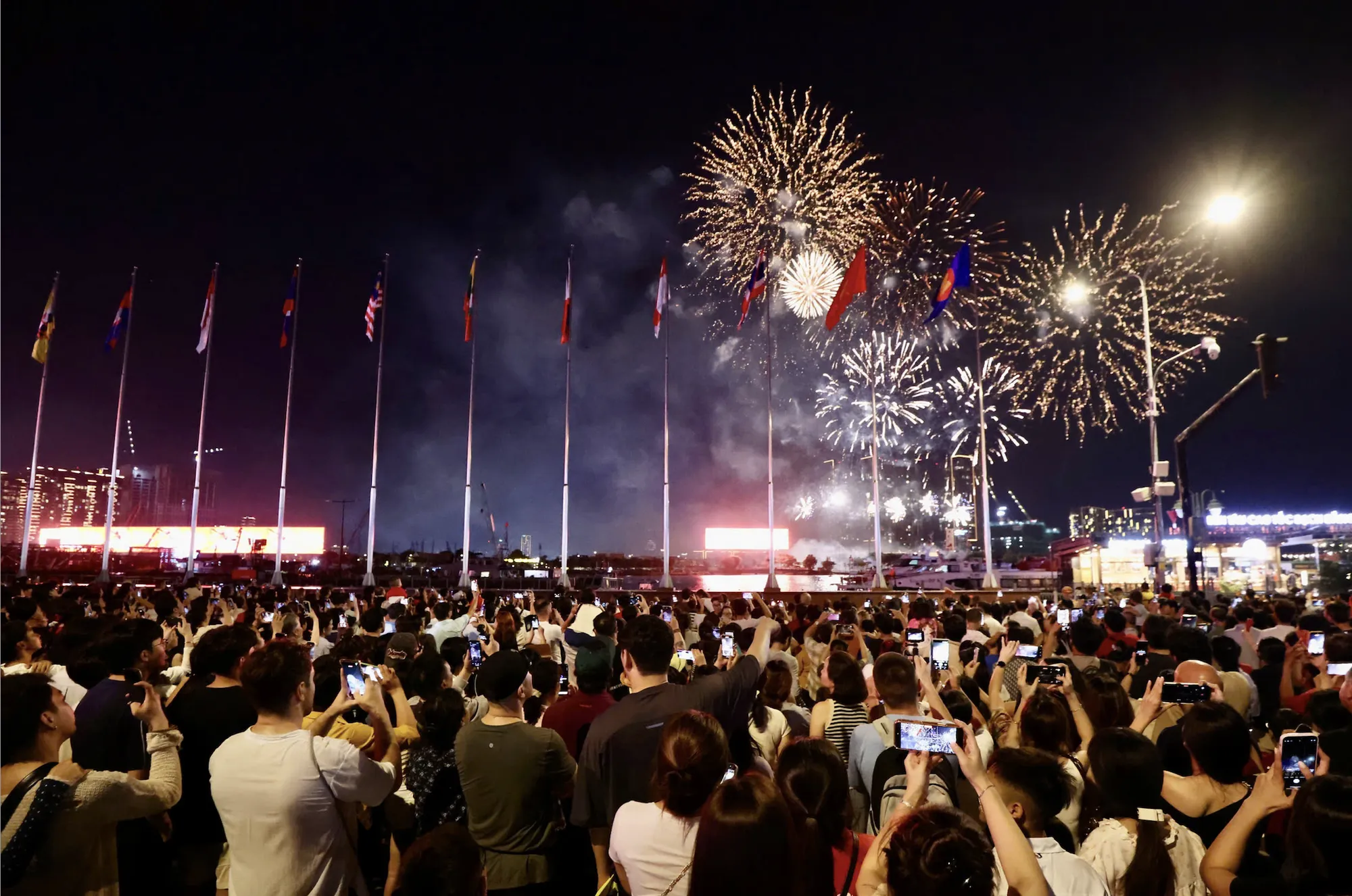 胡志明市中心区域庆祝“九‧二”国庆节的烟花。图：黄朝