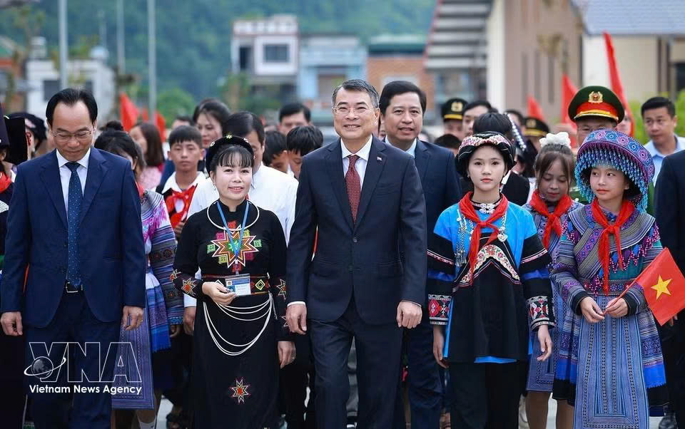 越南政府总理黎明兴出席芒姜九年一贯制学校新学年开学典礼。图自越通社
