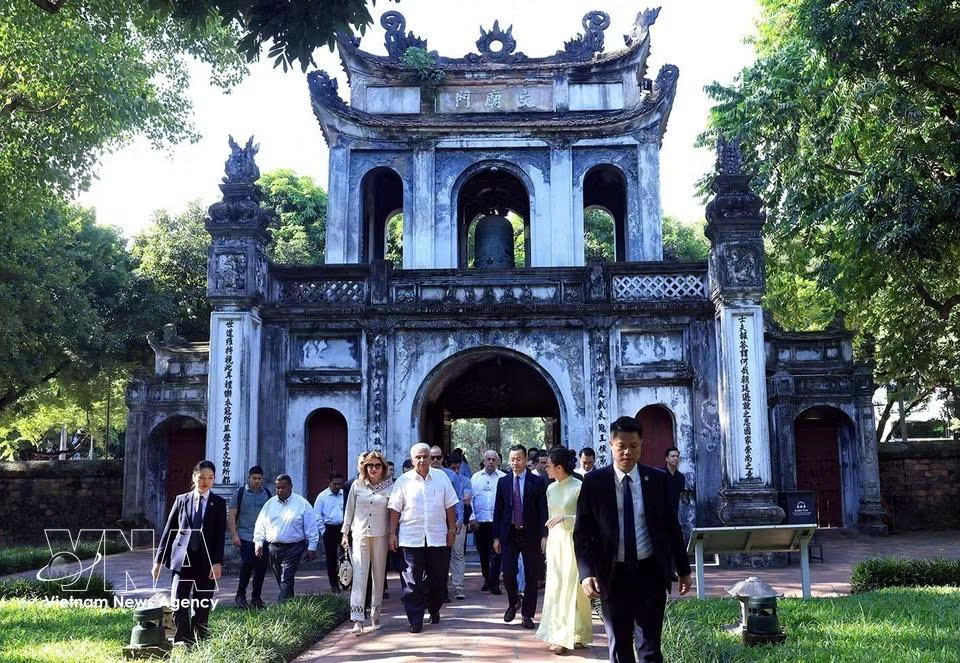 巴拿马共和国总统何塞·劳尔·穆利诺及夫人10月6日上午参观文庙——国子监。 图自越通社