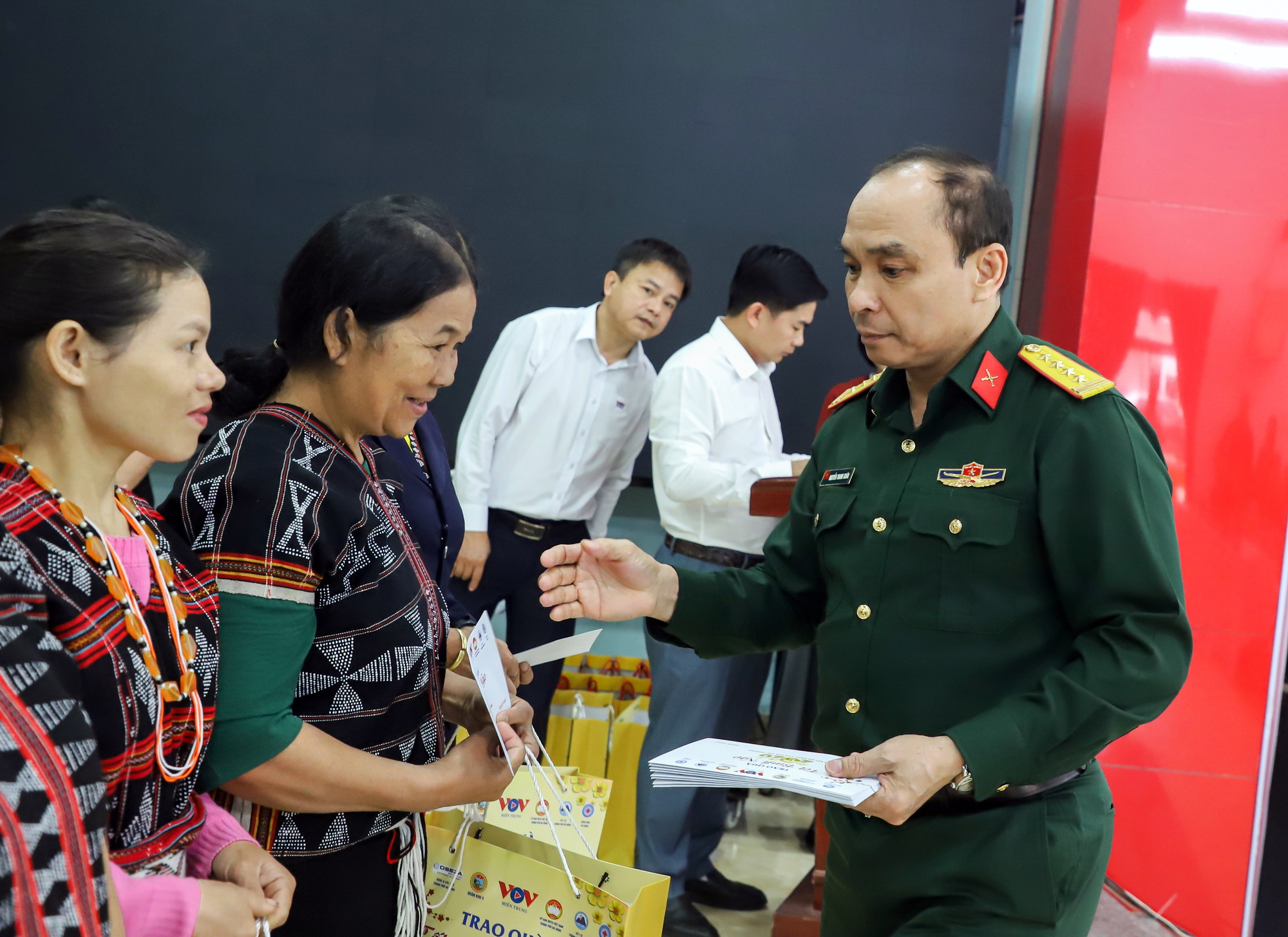 Đại tá Nguyễn Thanh Xuân, Phó Chủ nhiệm Chính trị Quân khu 5 trao quà tết đến người dân xã A Vương