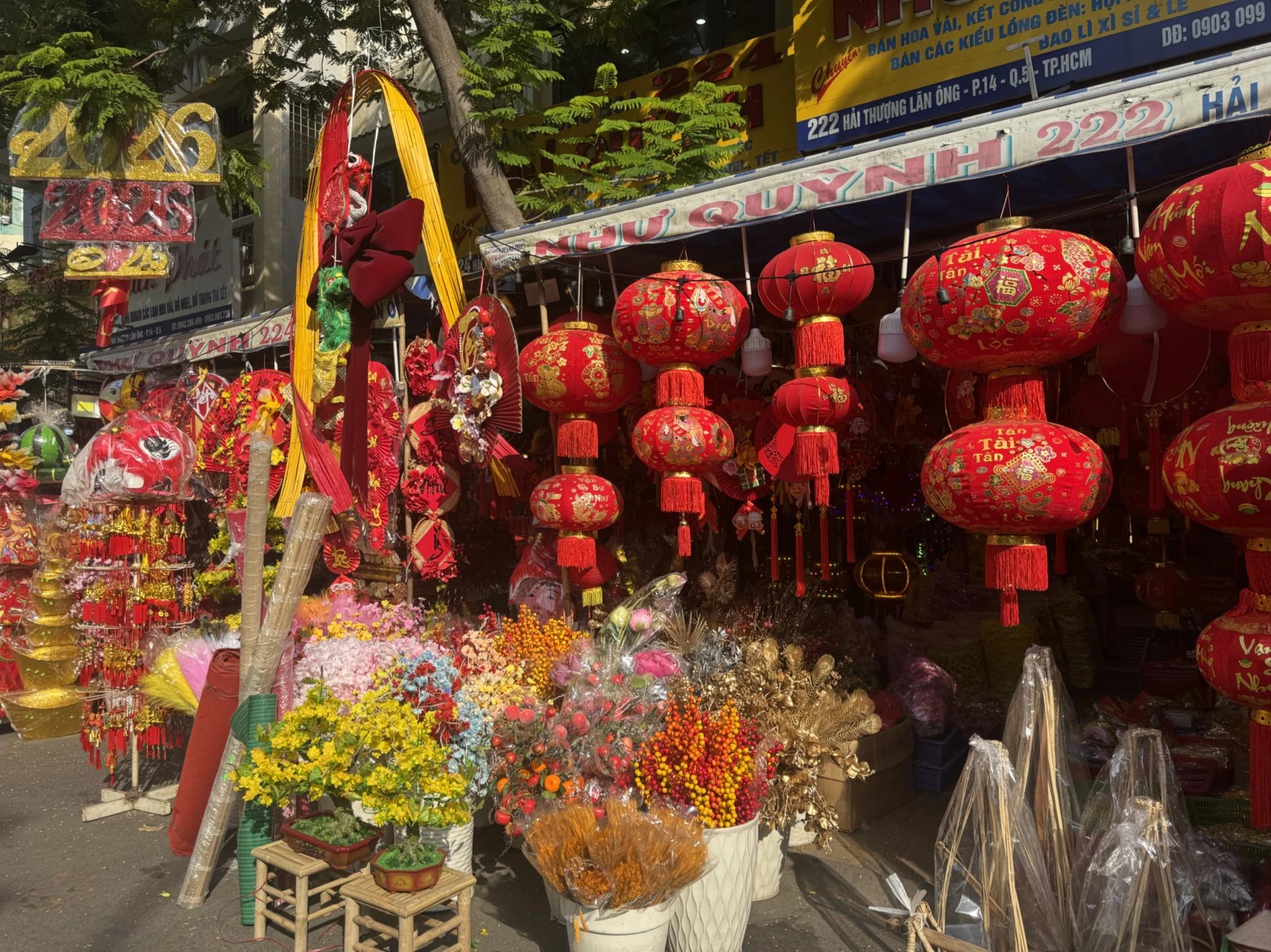 胡志明市装饰配件街进入了一年中最繁忙的经营旺季。图：丁当