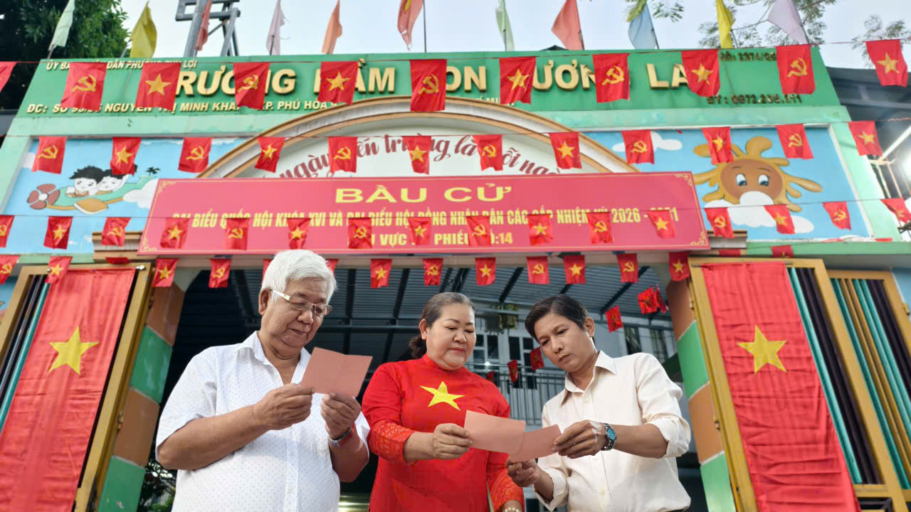 自清晨起，胡志明市富利坊富和9街区的选民已齐聚“未来幼儿园”投票站。图：心庄