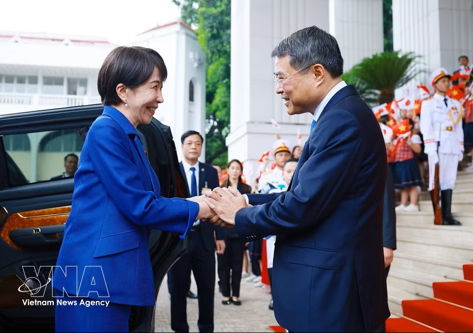 越南政府总理黎明兴欢迎日本首相高市早苗。 图：越通社