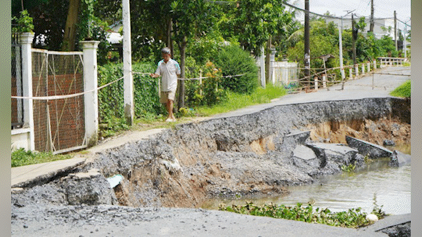 Sạt lở ảnh hưởng đến việc lưu thông của người dân
