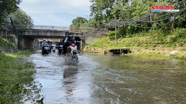 Trời tạnh mưa đã 2 ngày, hầm chui đại lộ Thăng Long vẫn như sông