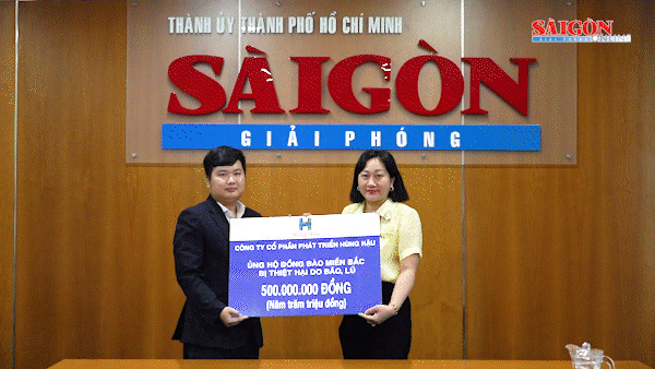 Công ty CP Phát triển Hùng Hậu trao Báo SGGP 500 triệu đồng ủng hộ đồng bào miền Bắc