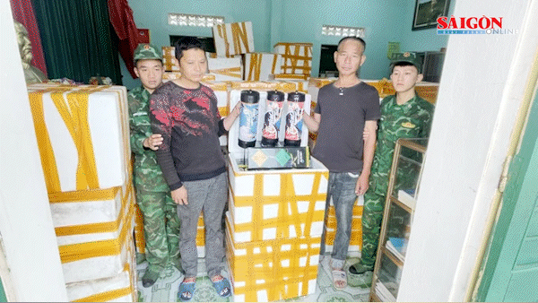 Phát hiện hơn 1.200 bình khí cười được vận chuyển bằng bè mảng qua đường biển