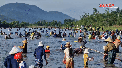 Độc đáo lễ hội đánh cá dưới chân núi Hồng Lĩnh