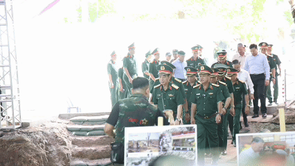 Đại tướng Phan Văn Giang dâng hương tưởng niệm Anh hùng liệt sĩ tại Công viên Lê Thị Riêng 