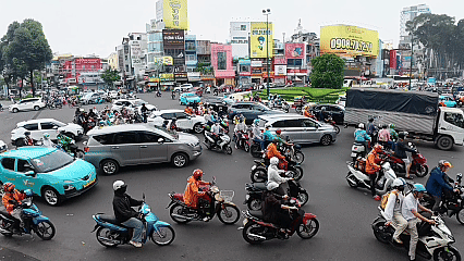 Ngày đầu tiên lắp đèn giao thông khu vực ngã 6 Cộng Hòa: Người dân nói gì?