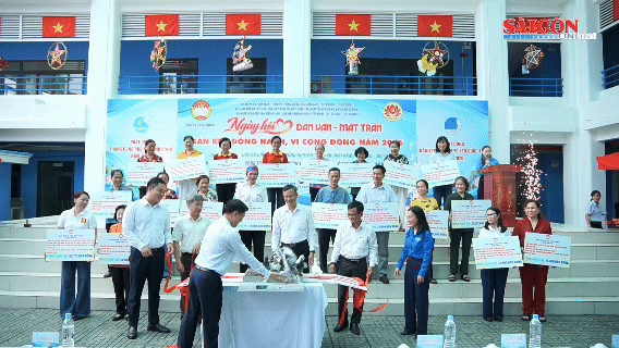 Phường Chợ Quán trao hơn 100 suất học bổng cho học sinh, sinh viên