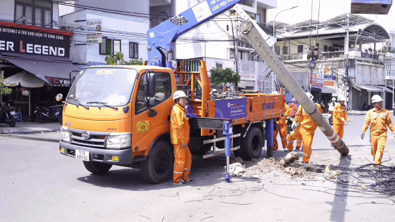 Người dân thở phào khi loạt trụ điện trên đường Chu Văn An được dời đi